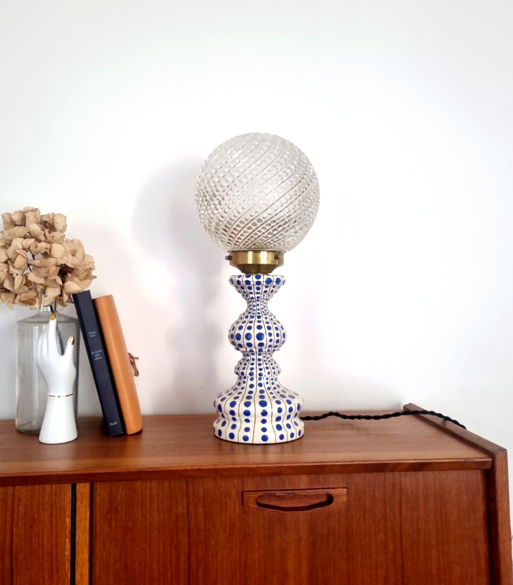 lampe-pois-bleu-klein-luminaire-artisanat-upcycling-slowdecoration-interieur_bloomis-studio Lampe Portofino pois graphique. Upcycling, artisanat, slow decoration, luminaire vintage.