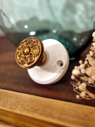 patere-mur-porcelaine-bouton-laiton-floral-accroche-lampe-baladeuse-deco-maison-upcycling_bloomis