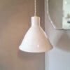 suspension-conique-porcelaine-luminaire-cable-torsade-blanc_bloomis