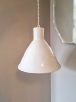 suspension-conique-porcelaine-luminaire-cable-torsade-blanc_bloomis