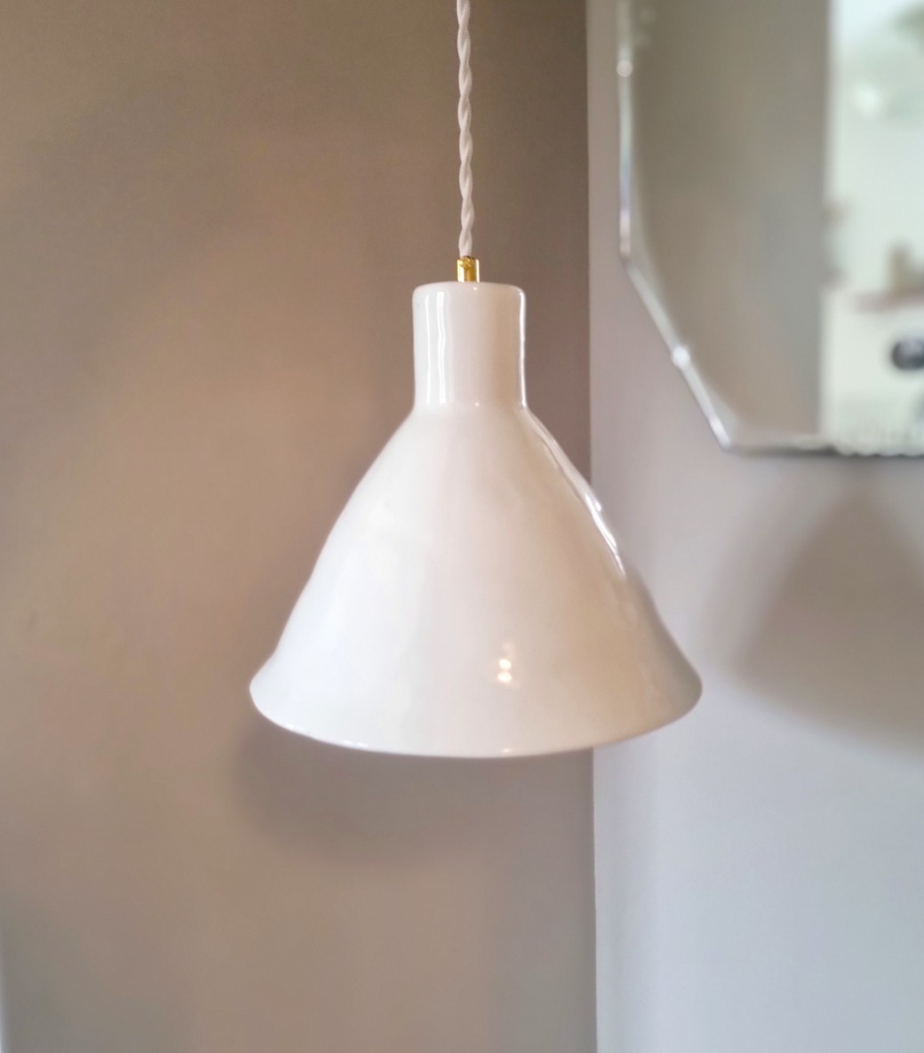 suspension-conique-porcelaine-luminaire-cable-torsade-blanc_bloomis