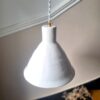 suspension-conique-porcelaine-luminaire-fil-torsade-blanc_bloomis