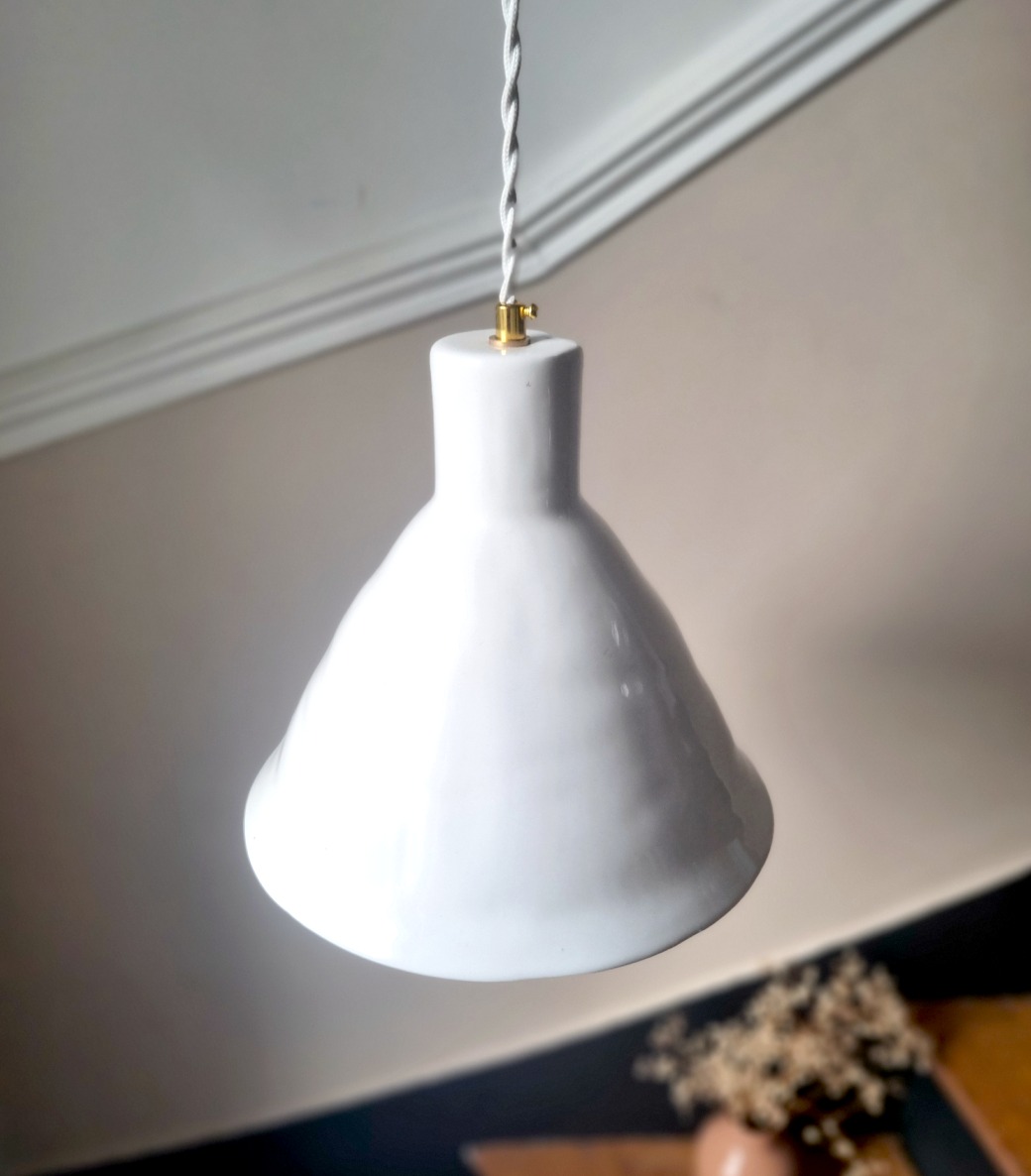 suspension-conique-porcelaine-luminaire-fil-torsade-blanc_bloomis
