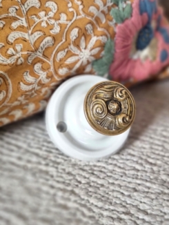 patere-mur-porcelaine-bouton-laiton-suspendre-luminaire-decoration-upcycling_bloomis