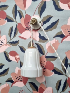 patere-mur-rosace-porcelaine-vintage-upcycling-accroche-lampe-baladeuse_bloomis