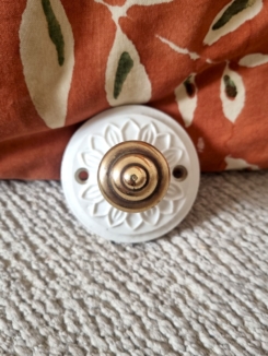 patere-murale-rosace-porcelaine-bouton-laiton-suspendre-lampe-baladeuse-upcycling_bloomis