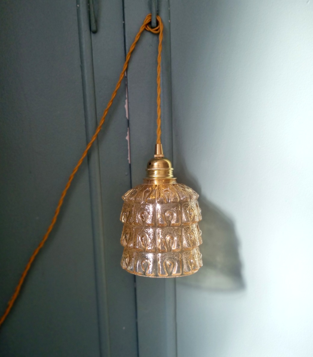 Lampe baladeuse globe verre ambré et son cordon tressé à personnaliser. Luminaire vintage Bloomis