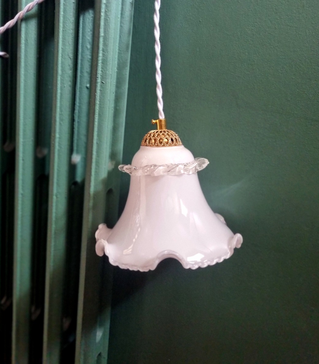 Lampe baladeuse tulipe en opaline et verre murano. Luminaire upcycling Bloomis