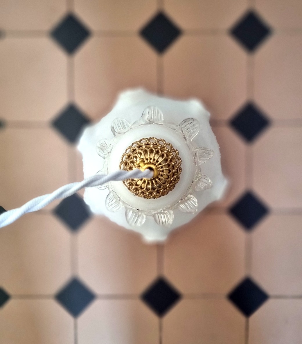 Lampe baladeuse tulipe en opaline et verre murano. Luminaire upcycling Bloomis