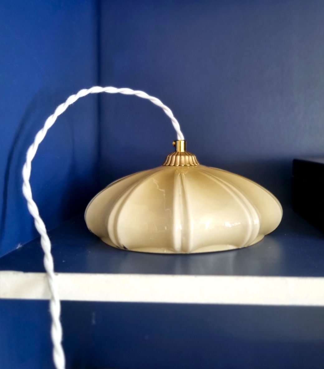luminaire-suspension-vintage-opaline-beige-art-deco-cable-torsade_bloomis Suspension en opaline beige et son cordon tressé blanc. Luminaire vintage Bloomis