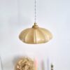 luminaire-suspension-vintage-opaline-beige-art-deco-decoration_bloomis Suspension en opaline beige et son cordon tressé blanc. Luminaire vintage Bloomis