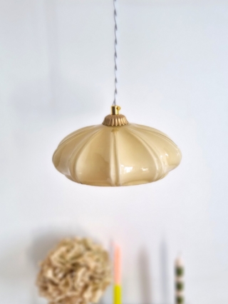 Suspension en opaline beige et son cordon tressé blanc. Luminaire vintage Bloomis