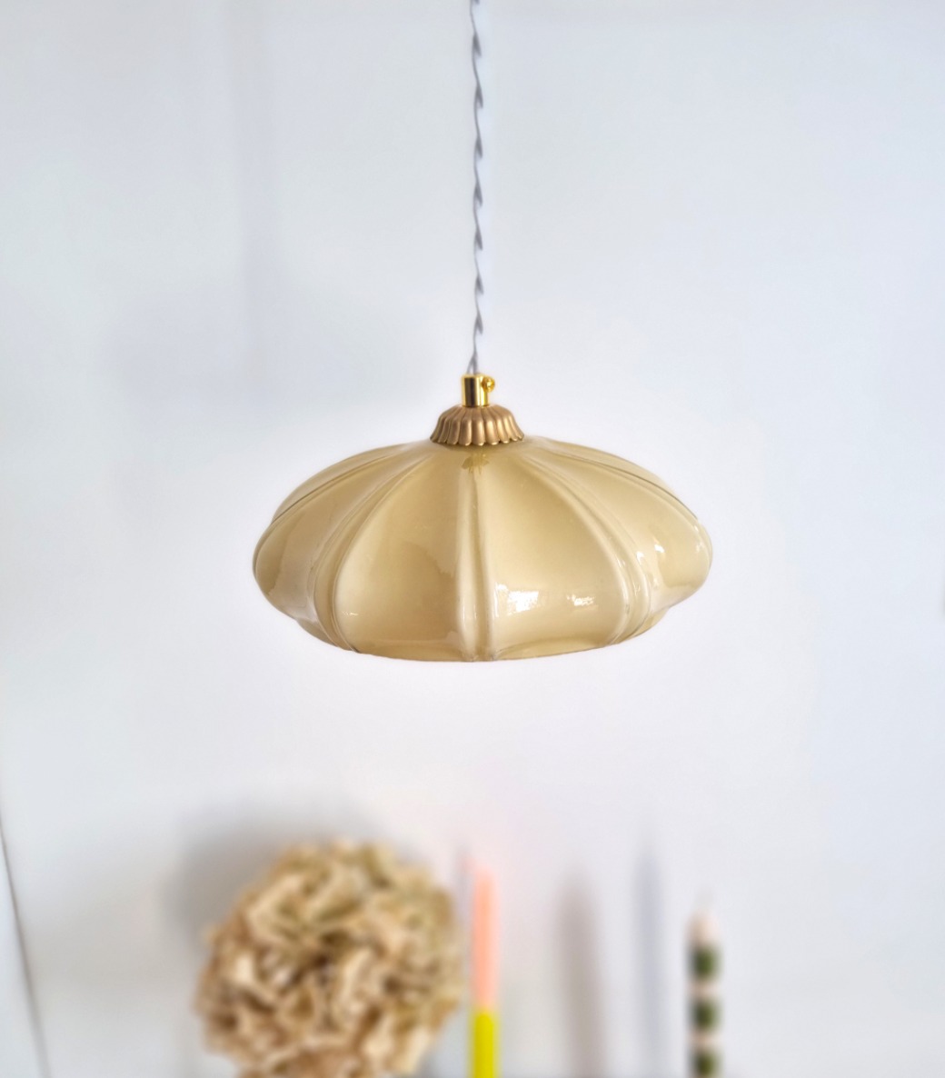 luminaire-suspension-vintage-opaline-beige-art-deco-decoration_bloomis Suspension en opaline beige et son cordon tressé blanc. Luminaire vintage Bloomis