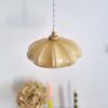 luminaire-suspension-vintage-opaline-beige-artdeco-decoration_bloomis Suspension en opaline beige et son cordon tressé blanc. Luminaire vintage Bloomis