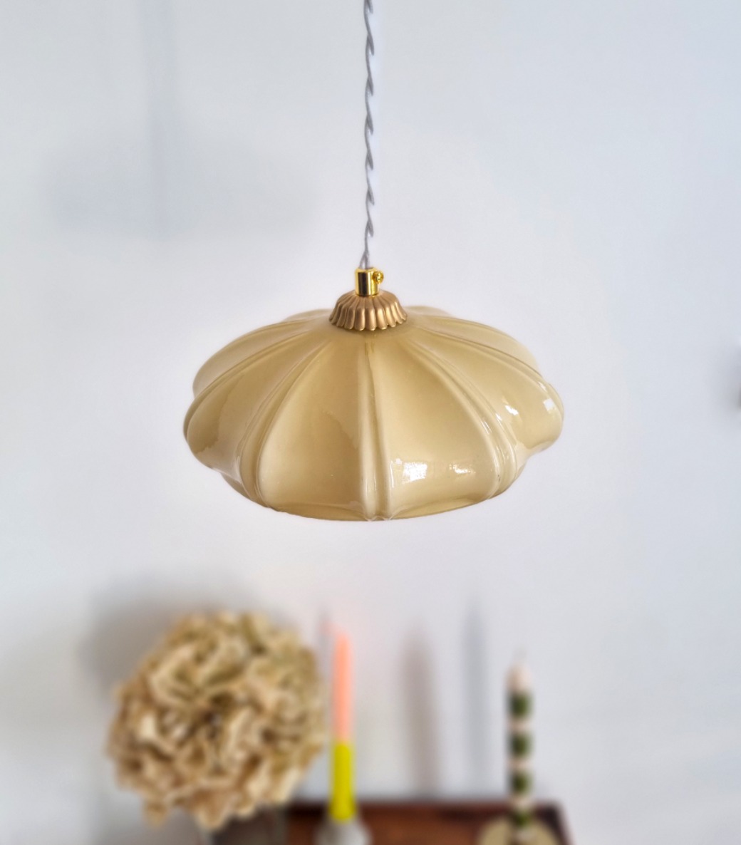 luminaire-suspension-vintage-opaline-beige-artdeco-decoration_bloomis Suspension en opaline beige et son cordon tressé blanc. Luminaire vintage Bloomis