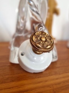 patere-murale-porcelaine-vintage-upcycling-suspendre-lampe-baladeuse_bloomis