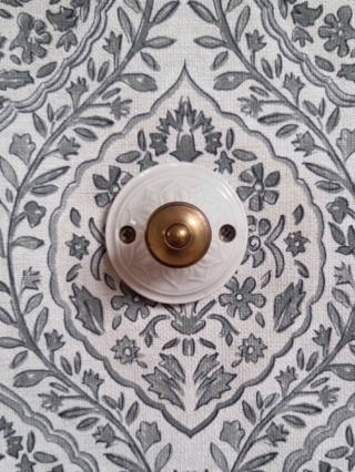 patere-murale-rosace-porcelaine-vintage-upcycling-accroche-lampe-baladeuse_bloomis