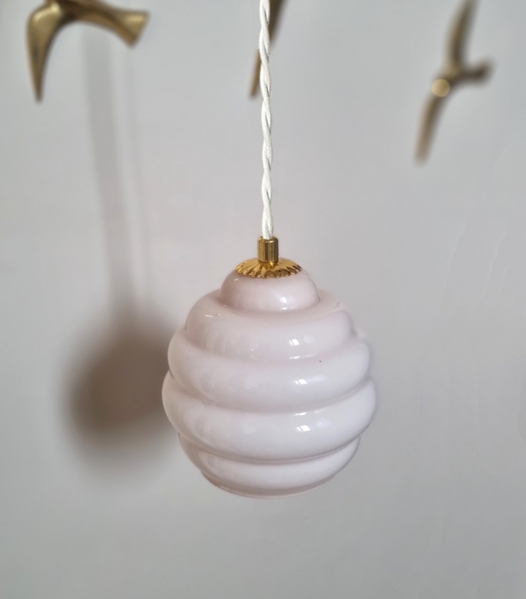 Lampe baladeuse globe en opaline rose pâle et câble textile torsadé. Luminaire vintage Bloomis