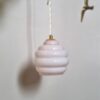 Lampe baladeuse globe en opaline rose pâle et câble textile torsadé. Luminaire vintage Bloomis