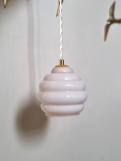 Lampe baladeuse globe en opaline rose pâle et câble textile torsadé. Luminaire vintage Bloomis