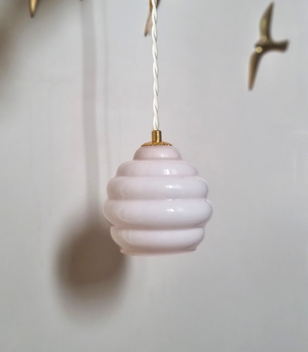 Lampe baladeuse globe en opaline rose pâle et câble textile torsadé. Luminaire vintage Bloomis