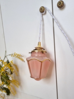 Lampe baladeuse globe lanterne rose et doré et câble textile torsadé. Luminaire vintage Bloomis