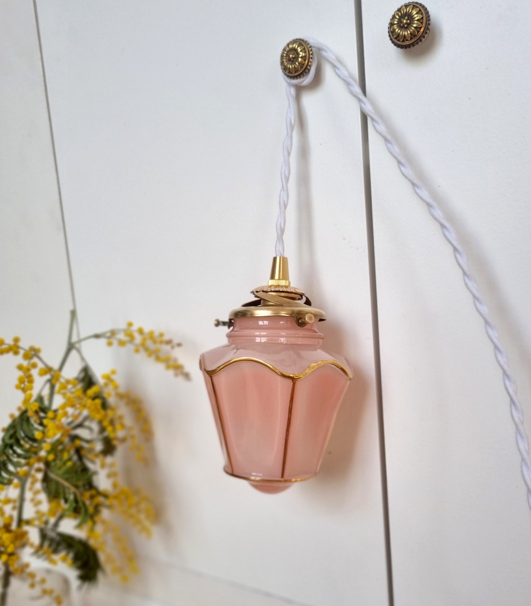Lampe baladeuse globe lanterne rose et doré et câble textile torsadé. Luminaire vintage Bloomis