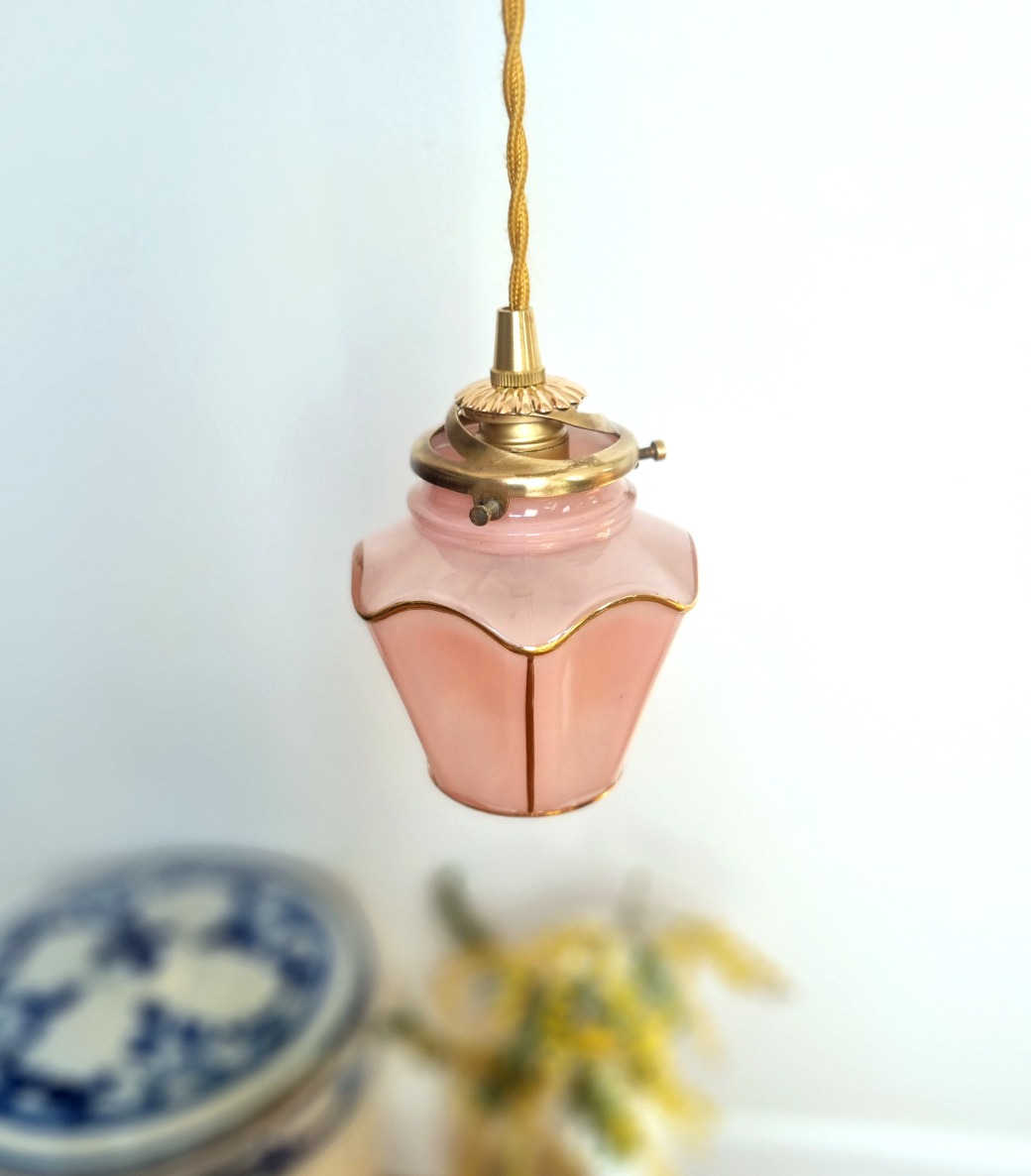 Lampe baladeuse globe lanterne rose et doré et câble textile torsadé. Luminaire vintage Bloomis