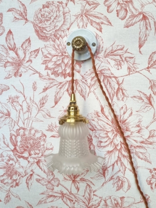 patere-murale-rosace-porcelaine-bouton-laiton-lampe-accroche-baladeuse_bloomis