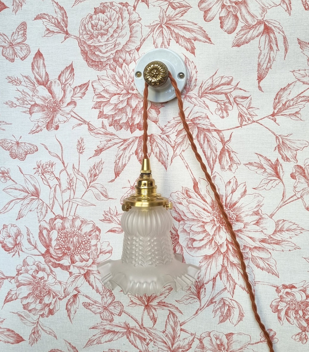 patere-murale-rosace-porcelaine-bouton-laiton-lampe-accroche-baladeuse_bloomis