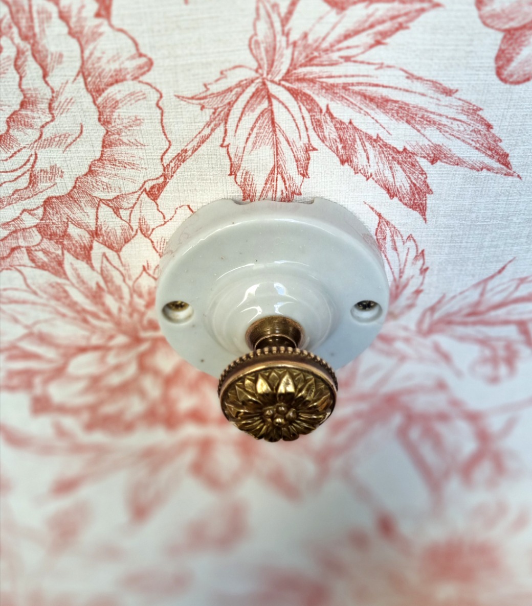 patere-murale-rosace-porcelaine-bouton-laiton-lampe-accrocher-baladeuse_bloomis