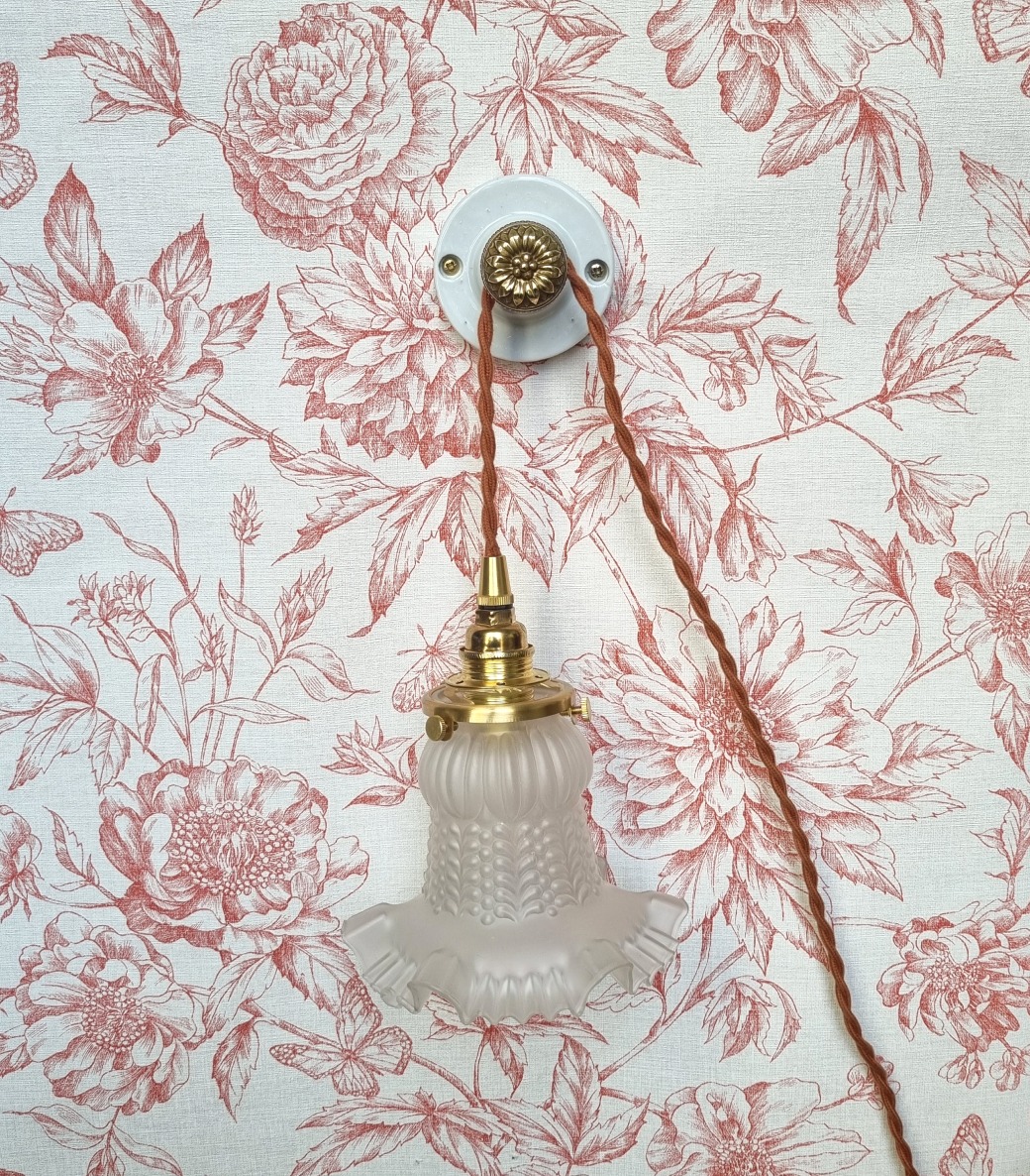 patere-murale-rosace-porcelaine-bouton-laiton-lampe-baladeuse-deco-upcycling_bloomis