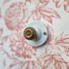 patere-murale-rosace-porcelaine-bouton-laiton-lampe-baladeuse-decoration-upcycling_bloomis