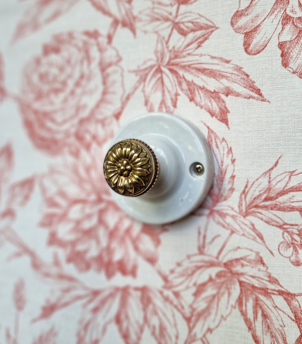 patere-murale-rosace-porcelaine-bouton-laiton-lampe-baladeuse-decoration-upcycling_bloomis