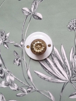 patere-porcelaine-bouton-fleur-laiton-accroche-murale-lampe-baladeuse-upcycling-ancien_bloomis