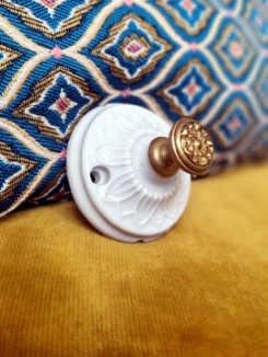 patere-porcelaine-bouton-laiton-accroche-mur-lampe-baladeuse-decoration-upcycling_bloomis