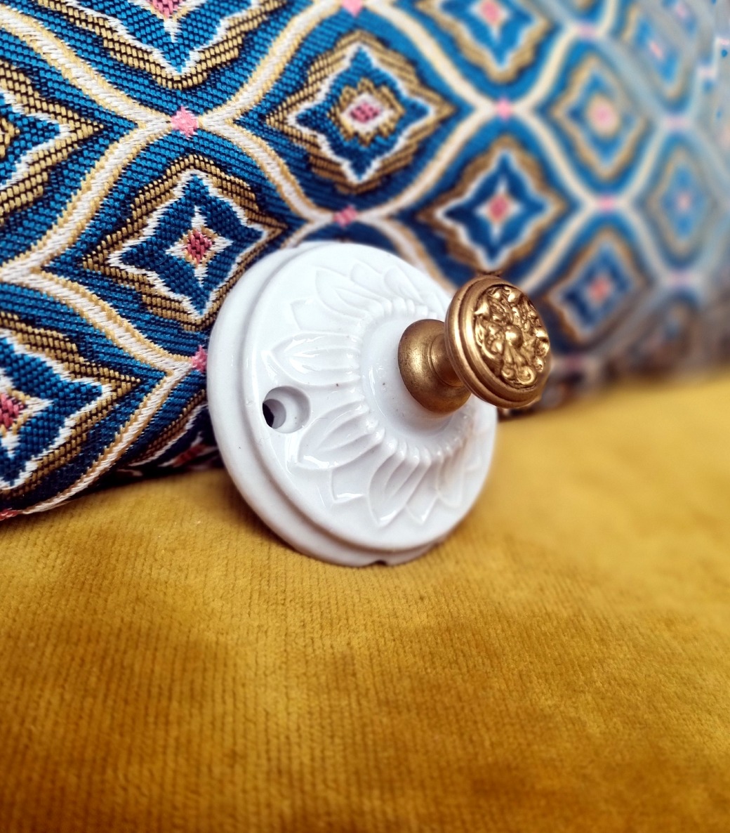 patere-porcelaine-bouton-laiton-accroche-mur-lampe-baladeuse-decoration-upcycling_bloomis