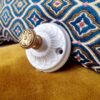 patere-porcelaine-bouton-laiton-accroche-mural-lampe-baladeuse-decoration-upcycling_bloomis