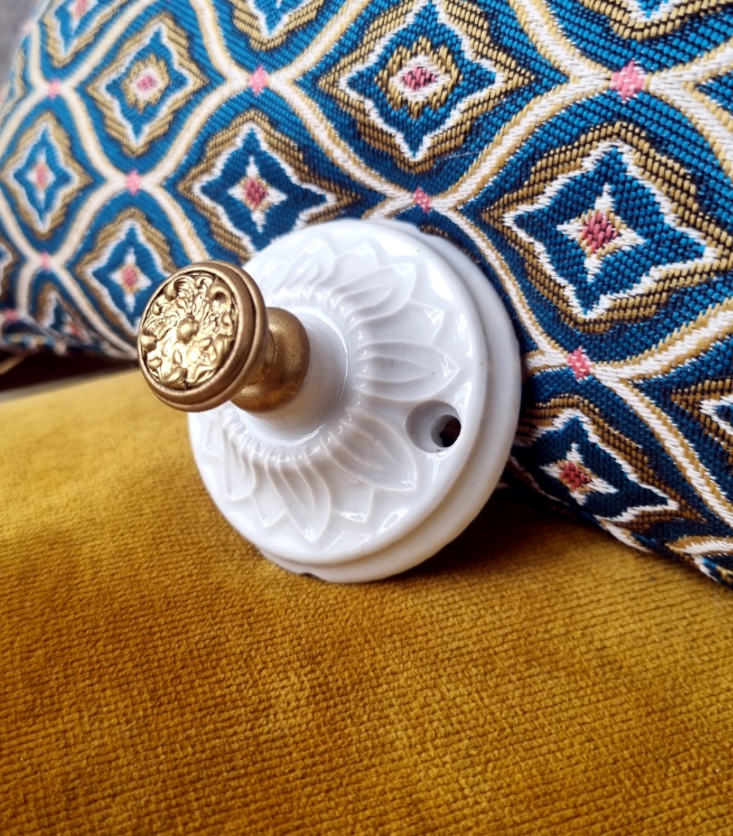 patere-porcelaine-bouton-laiton-accroche-mural-lampe-baladeuse-decoration-upcycling_bloomis