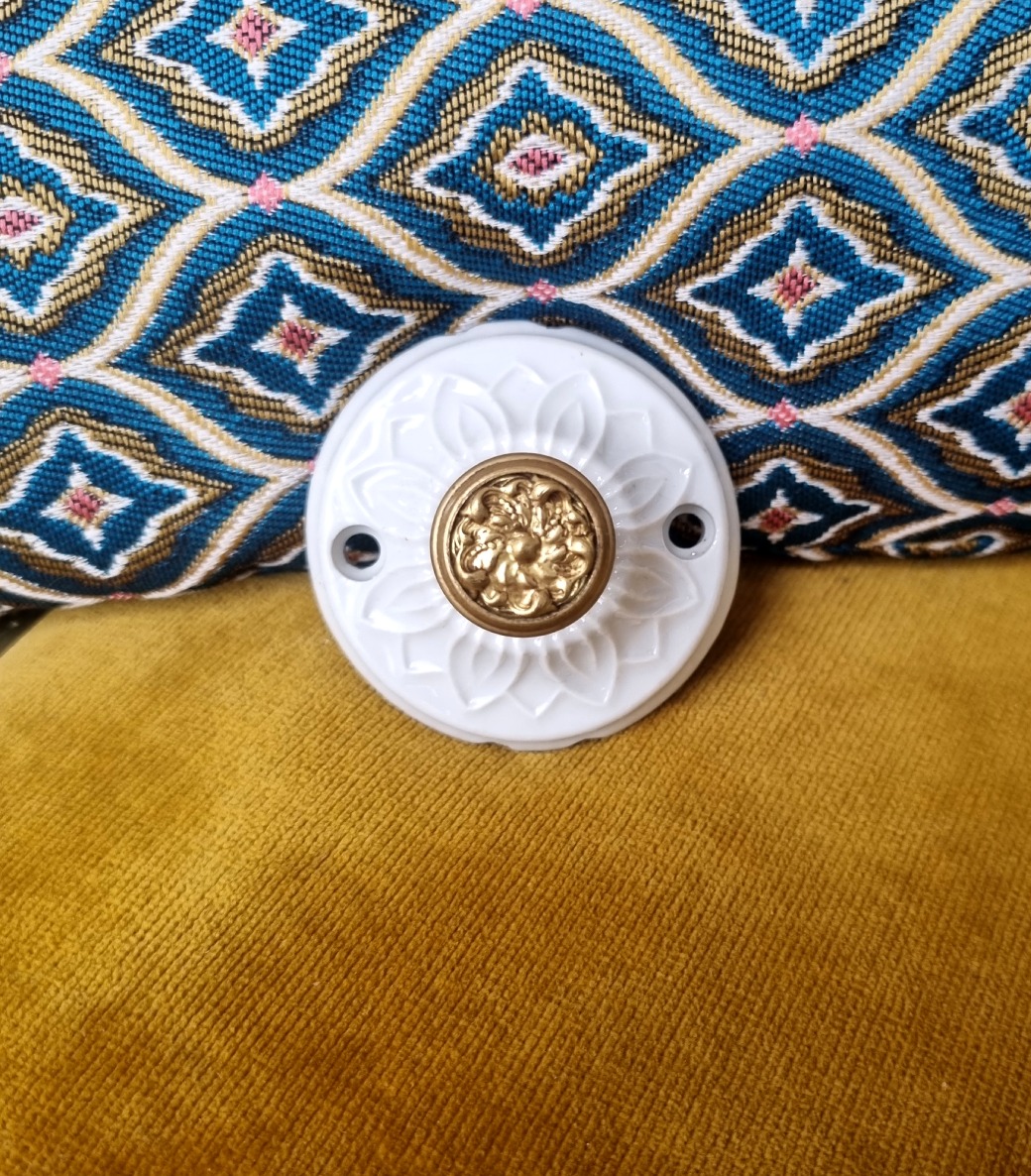 patere-porcelaine-bouton-laiton-accroche-murale-lampe-baladeuse-decoration-upcycling_bloomis