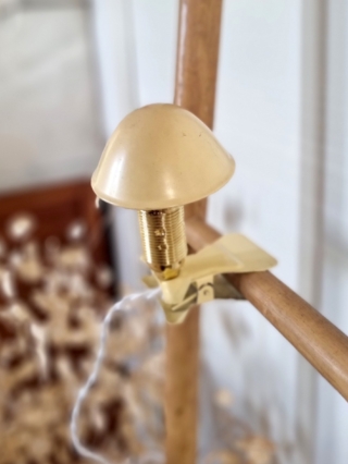lampe-applique-pince-champignon-jaune-beurre-metal-luminaire-vintage-ancien-deco_bloomis