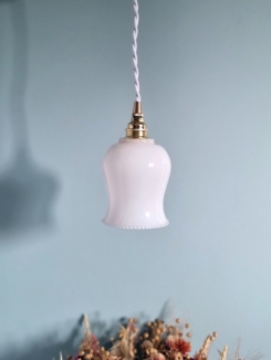 Lampe baladeuse globe tulipe en opaline. Luminaire upcycling Bloomis
