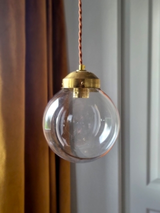 luminaire-suspension-globe-verre-ligne-ambre-vintage-fil-daim_bloomis