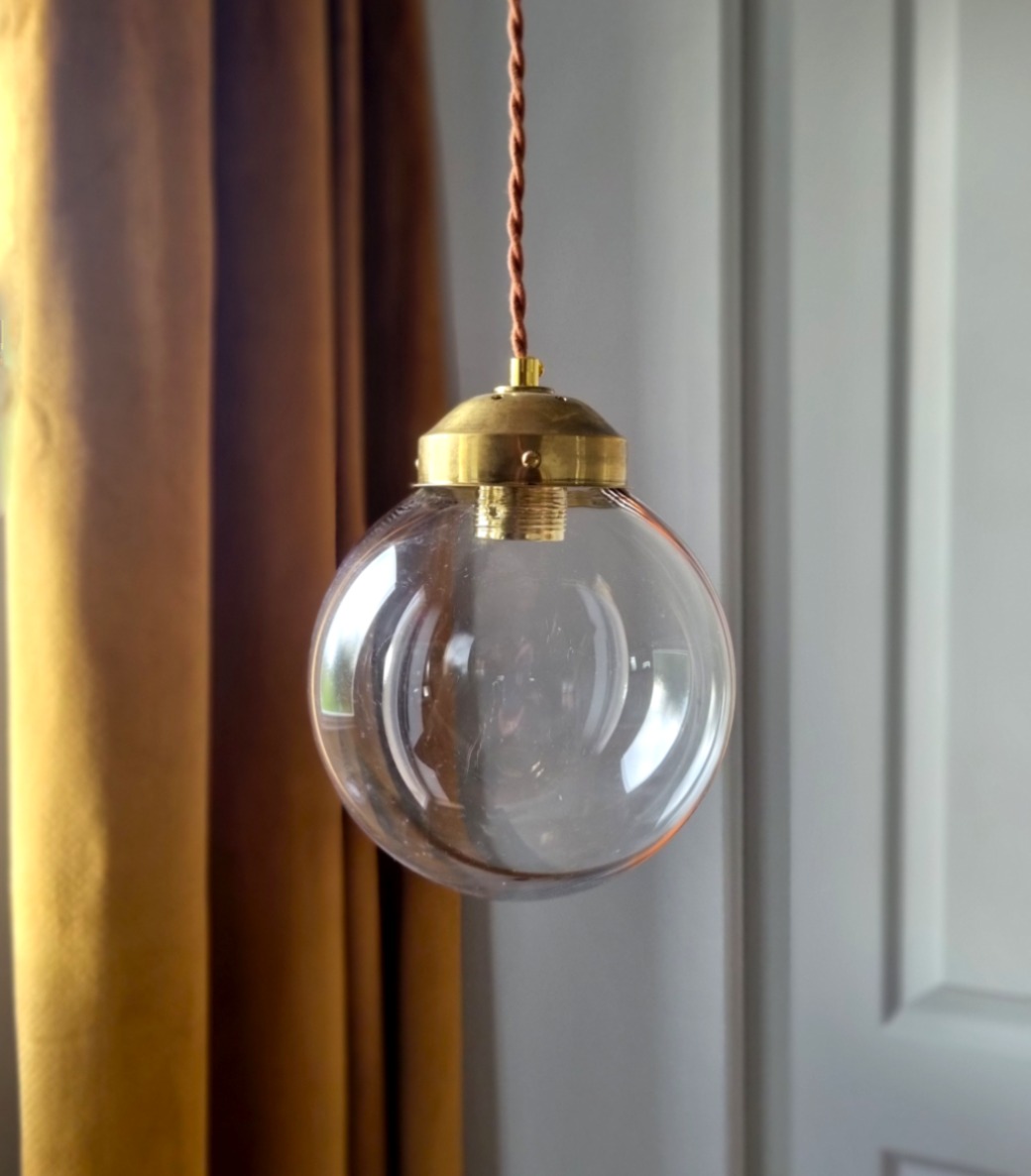 luminaire-suspension-globe-verre-ligne-ambre-vintage-fil-daim_bloomis