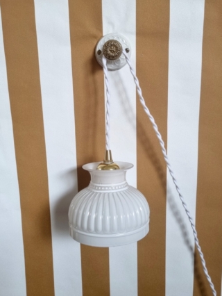patere-murale-moulure-porcelaine-bouton-laiton-accrocher-lampe-baladeuse-decoration_bloomis
