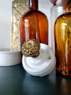 Patère murale en porcelaine et bouton laiton - Création upcycling Bloomis