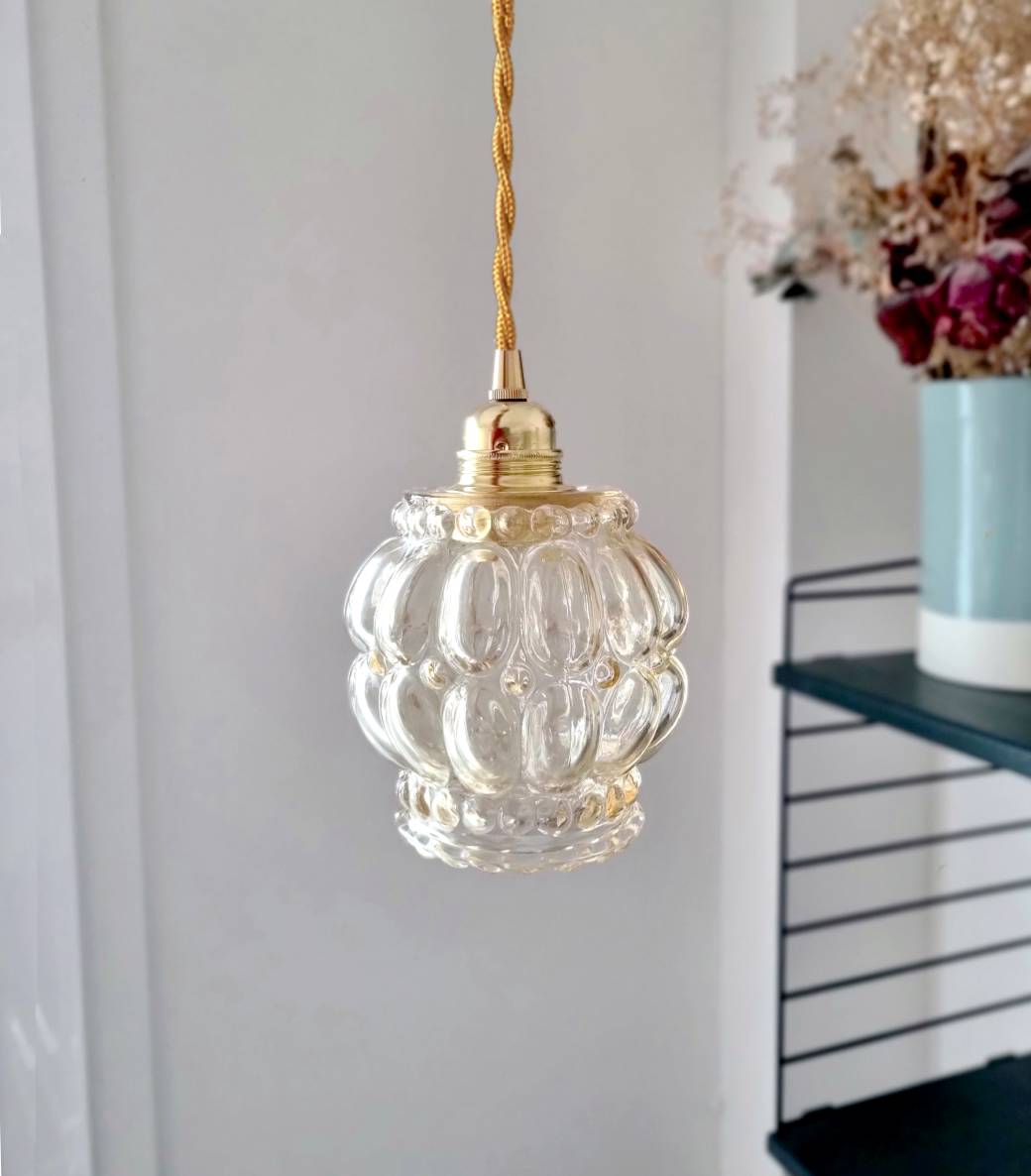 suspension-globe-ambre-luminaire-deco-vintage-cable-torsade-or_bloomis suspension verre ambré. Luminaire vintage, création Bloomis