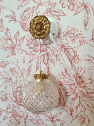 grande-patere-murale-porcelaine-bouton-floral-bronze-suspendre-lampe-upcycling-creation_bloomis