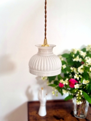 lampe-baladeuse-globe-opaline-strie-decoration-luminaire-vintage-ancien-cordon-daim_bloomis