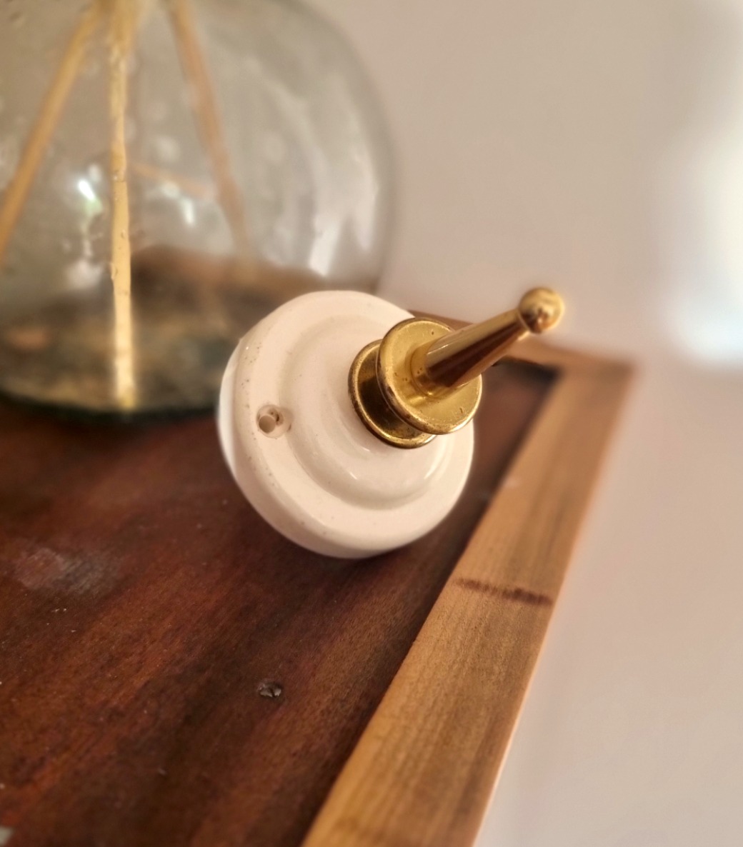 Patère murale en céramique pour suspendre une lampe baladeuse - Création upcycling Bloomis
